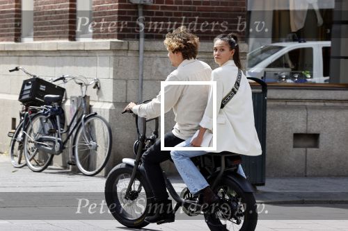 Amsterdam 2 juli 2020
Holly Brood met haar vriend Soy Kroon op de fiets in Amsterdam zuid