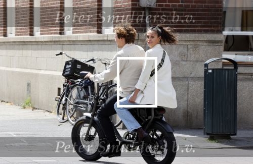 Amsterdam 2 juli 2020
Holly Brood met haar vriend Soy Kroon op de fiets in Amsterdam zuid