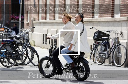Amsterdam 2 juli 2020
Holly Brood met haar vriend Soy Kroon op de fiets in Amsterdam zuid
