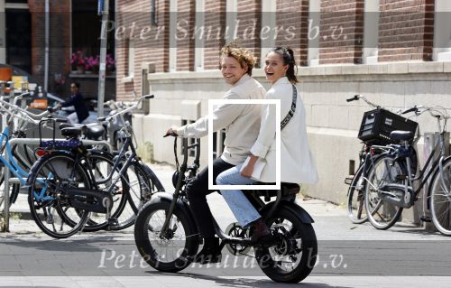 Amsterdam 2 juli 2020
Holly Brood met haar vriend Soy Kroon op de fiets in Amsterdam zuid