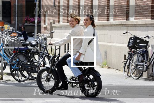 Amsterdam 2 juli 2020
Holly Brood met haar vriend Soy Kroon op de fiets in Amsterdam zuid