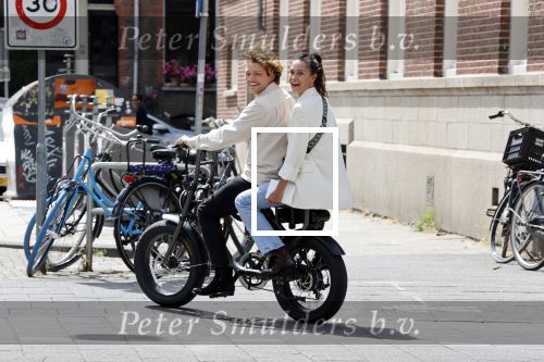 Amsterdam 2 juli 2020
Holly Brood met haar vriend Soy Kroon op de fiets in Amsterdam zuid
