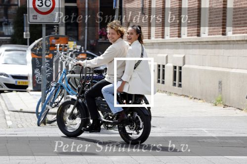 Amsterdam 2 juli 2020
Holly Brood met haar vriend Soy Kroon op de fiets in Amsterdam zuid