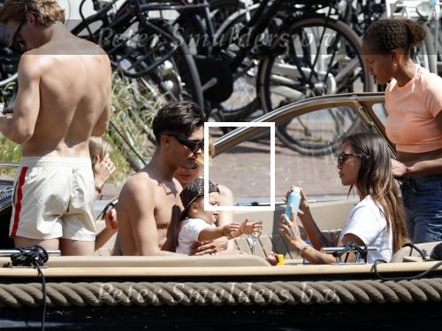 Amsterdam 25 juni 2020
Estelle Cruijff Jamie Vaes Koen Kardashian en vrienden op boot door Amsterdamse grachten.