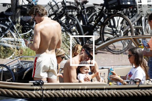 Amsterdam 25 juni 2020
Estelle Cruijff Jamie Vaes Koen Kardashian en vrienden op boot door Amsterdamse grachten.
