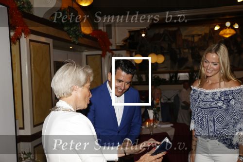 Volendam 2 juli 2020
Jan Smit krijgt koninklijke onderscheiding opgespeld door zijn vrouw Liza. Ook hun kinderen Fem Senn en Emma waren natuurlijk aanwezig.
