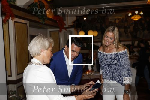 Volendam 2 juli 2020
Jan Smit krijgt koninklijke onderscheiding opgespeld door zijn vrouw Liza. Ook hun kinderen Fem Senn en Emma waren natuurlijk aanwezig.