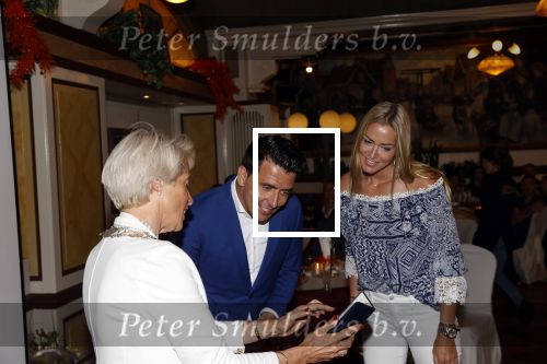 Volendam 2 juli 2020
Jan Smit krijgt koninklijke onderscheiding opgespeld door zijn vrouw Liza. Ook hun kinderen Fem Senn en Emma waren natuurlijk aanwezig.