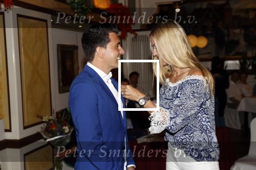 Volendam 2 juli 2020
Jan Smit krijgt koninklijke onderscheiding opgespeld door zijn vrouw Liza. Ook hun kinderen Fem Senn en Emma waren natuurlijk aanwezig.