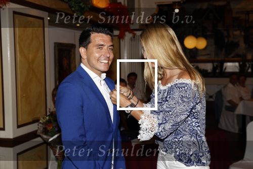 Volendam 2 juli 2020
Jan Smit krijgt koninklijke onderscheiding opgespeld door zijn vrouw Liza. Ook hun kinderen Fem Senn en Emma waren natuurlijk aanwezig.