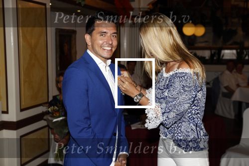 Volendam 2 juli 2020
Jan Smit krijgt koninklijke onderscheiding opgespeld door zijn vrouw Liza. Ook hun kinderen Fem Senn en Emma waren natuurlijk aanwezig.