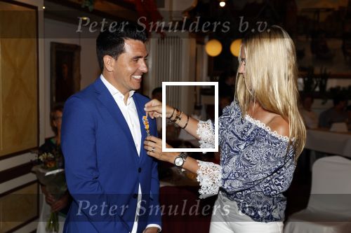 Volendam 2 juli 2020
Jan Smit krijgt koninklijke onderscheiding opgespeld door zijn vrouw Liza. Ook hun kinderen Fem Senn en Emma waren natuurlijk aanwezig.
