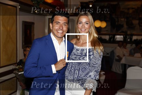 Volendam 2 juli 2020
Jan Smit krijgt koninklijke onderscheiding opgespeld door zijn vrouw Liza. Ook hun kinderen Fem Senn en Emma waren natuurlijk aanwezig.