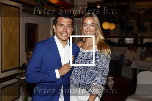 Volendam 2 juli 2020
Jan Smit krijgt koninklijke onderscheiding opgespeld door zijn vrouw Liza. Ook hun kinderen Fem Senn en Emma waren natuurlijk aanwezig.
