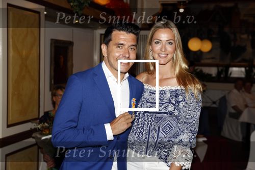 Volendam 2 juli 2020
Jan Smit krijgt koninklijke onderscheiding opgespeld door zijn vrouw Liza. Ook hun kinderen Fem Senn en Emma waren natuurlijk aanwezig.