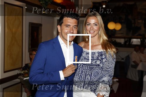 Volendam 2 juli 2020
Jan Smit krijgt koninklijke onderscheiding opgespeld door zijn vrouw Liza. Ook hun kinderen Fem Senn en Emma waren natuurlijk aanwezig.