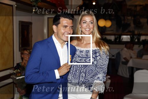 Volendam 2 juli 2020
Jan Smit krijgt koninklijke onderscheiding opgespeld door zijn vrouw Liza. Ook hun kinderen Fem Senn en Emma waren natuurlijk aanwezig.