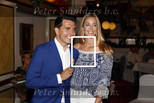 Volendam 2 juli 2020
Jan Smit krijgt koninklijke onderscheiding opgespeld door zijn vrouw Liza. Ook hun kinderen Fem Senn en Emma waren natuurlijk aanwezig.