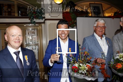 Volendam 2 juli 2020
Jan Smit krijgt koninklijke onderscheiding opgespeld door zijn vrouw Liza. Ook hun kinderen Fem Senn en Emma waren natuurlijk aanwezig.
