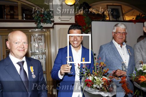 Volendam 2 juli 2020
Jan Smit krijgt koninklijke onderscheiding opgespeld door zijn vrouw Liza. Ook hun kinderen Fem Senn en Emma waren natuurlijk aanwezig.
