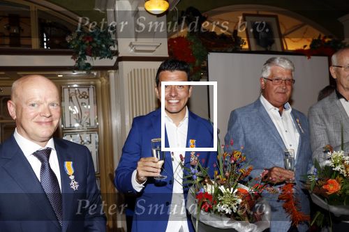 Volendam 2 juli 2020
Jan Smit krijgt koninklijke onderscheiding opgespeld door zijn vrouw Liza. Ook hun kinderen Fem Senn en Emma waren natuurlijk aanwezig.