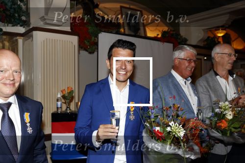Volendam 2 juli 2020
Jan Smit krijgt koninklijke onderscheiding opgespeld door zijn vrouw Liza. Ook hun kinderen Fem Senn en Emma waren natuurlijk aanwezig.