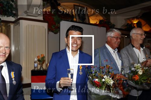 Volendam 2 juli 2020
Jan Smit krijgt koninklijke onderscheiding opgespeld door zijn vrouw Liza. Ook hun kinderen Fem Senn en Emma waren natuurlijk aanwezig.