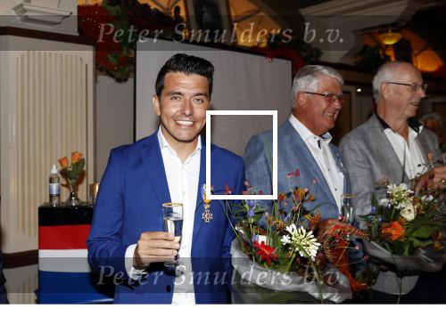 Volendam 2 juli 2020
Jan Smit krijgt koninklijke onderscheiding opgespeld door zijn vrouw Liza. Ook hun kinderen Fem Senn en Emma waren natuurlijk aanwezig.