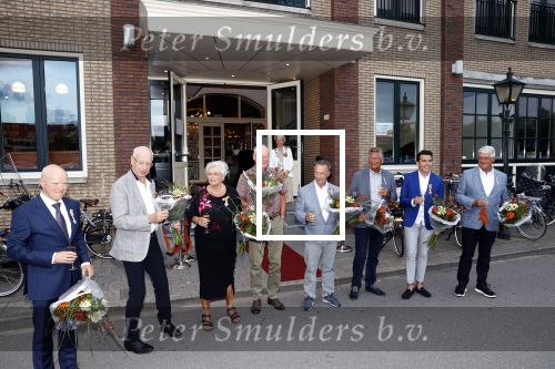 Volendam 2 juli 2020
Jan Smit krijgt koninklijke onderscheiding opgespeld door zijn vrouw Liza. Ook hun kinderen Fem Senn en Emma waren natuurlijk aanwezig.