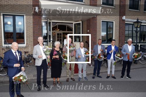 Volendam 2 juli 2020
Jan Smit krijgt koninklijke onderscheiding opgespeld door zijn vrouw Liza. Ook hun kinderen Fem Senn en Emma waren natuurlijk aanwezig.