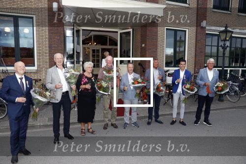 Volendam 2 juli 2020
Jan Smit krijgt koninklijke onderscheiding opgespeld door zijn vrouw Liza. Ook hun kinderen Fem Senn en Emma waren natuurlijk aanwezig.