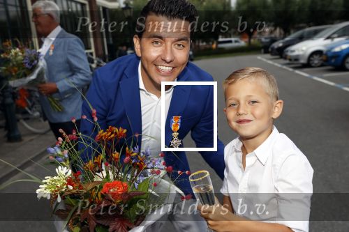 Volendam 2 juli 2020
Jan Smit krijgt koninklijke onderscheiding opgespeld door zijn vrouw Liza. Ook hun kinderen Fem Senn en Emma waren natuurlijk aanwezig.