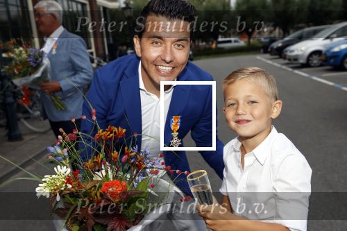 Volendam 2 juli 2020
Jan Smit krijgt koninklijke onderscheiding opgespeld door zijn vrouw Liza. Ook hun kinderen Fem Senn en Emma waren natuurlijk aanwezig.
