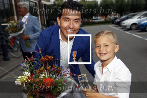 Volendam 2 juli 2020
Jan Smit krijgt koninklijke onderscheiding opgespeld door zijn vrouw Liza. Ook hun kinderen Fem Senn en Emma waren natuurlijk aanwezig.