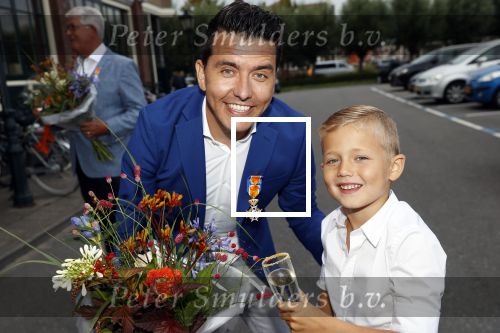 Volendam 2 juli 2020
Jan Smit krijgt koninklijke onderscheiding opgespeld door zijn vrouw Liza. Ook hun kinderen Fem Senn en Emma waren natuurlijk aanwezig.