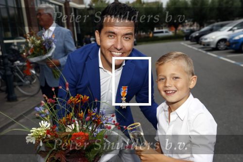 Volendam 2 juli 2020
Jan Smit krijgt koninklijke onderscheiding opgespeld door zijn vrouw Liza. Ook hun kinderen Fem Senn en Emma waren natuurlijk aanwezig.