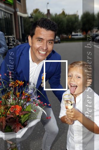 Volendam 2 juli 2020
Jan Smit krijgt koninklijke onderscheiding opgespeld door zijn vrouw Liza. Ook hun kinderen Fem Senn en Emma waren natuurlijk aanwezig.