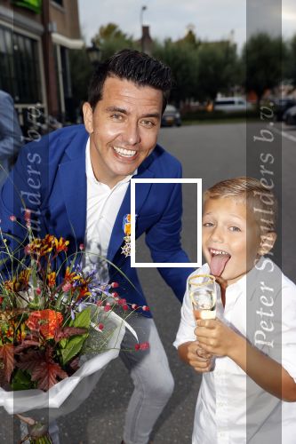 Volendam 2 juli 2020
Jan Smit krijgt koninklijke onderscheiding opgespeld door zijn vrouw Liza. Ook hun kinderen Fem Senn en Emma waren natuurlijk aanwezig.