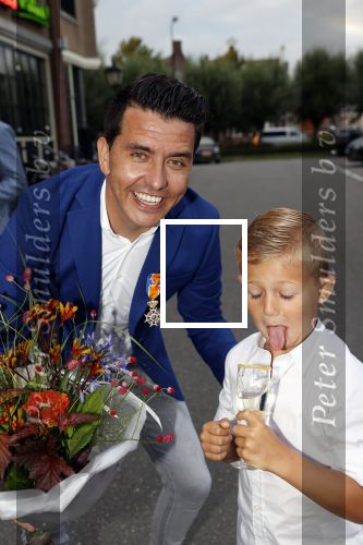 Volendam 2 juli 2020
Jan Smit krijgt koninklijke onderscheiding opgespeld door zijn vrouw Liza. Ook hun kinderen Fem Senn en Emma waren natuurlijk aanwezig.