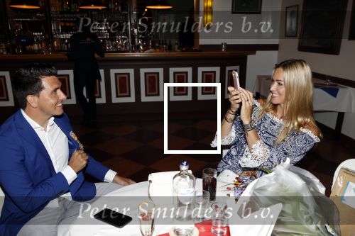 Volendam 2 juli 2020
Jan Smit krijgt koninklijke onderscheiding opgespeld door zijn vrouw Liza. Ook hun kinderen Fem Senn en Emma waren natuurlijk aanwezig.