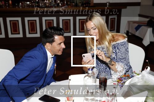 Volendam 2 juli 2020
Jan Smit krijgt koninklijke onderscheiding opgespeld door zijn vrouw Liza. Ook hun kinderen Fem Senn en Emma waren natuurlijk aanwezig.