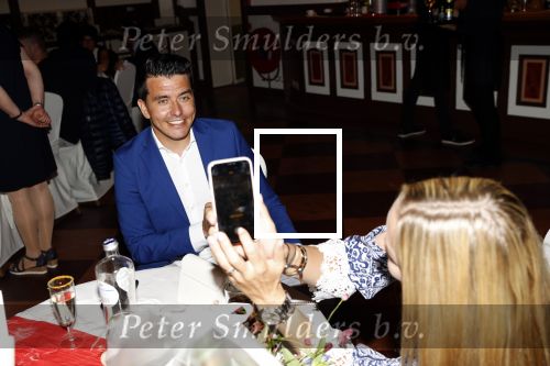Volendam 2 juli 2020
Jan Smit krijgt koninklijke onderscheiding opgespeld door zijn vrouw Liza. Ook hun kinderen Fem Senn en Emma waren natuurlijk aanwezig.