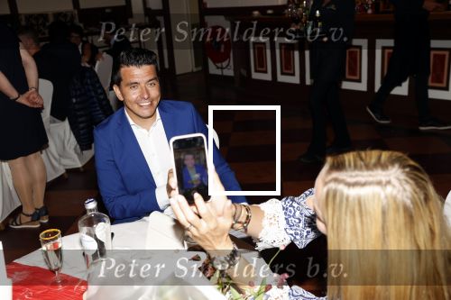 Volendam 2 juli 2020
Jan Smit krijgt koninklijke onderscheiding opgespeld door zijn vrouw Liza. Ook hun kinderen Fem Senn en Emma waren natuurlijk aanwezig.