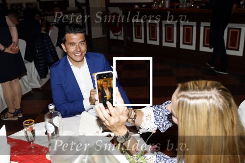 Volendam 2 juli 2020
Jan Smit krijgt koninklijke onderscheiding opgespeld door zijn vrouw Liza. Ook hun kinderen Fem Senn en Emma waren natuurlijk aanwezig.