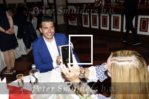 Volendam 2 juli 2020
Jan Smit krijgt koninklijke onderscheiding opgespeld door zijn vrouw Liza. Ook hun kinderen Fem Senn en Emma waren natuurlijk aanwezig.