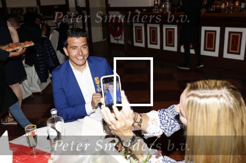 Volendam 2 juli 2020
Jan Smit krijgt koninklijke onderscheiding opgespeld door zijn vrouw Liza. Ook hun kinderen Fem Senn en Emma waren natuurlijk aanwezig.