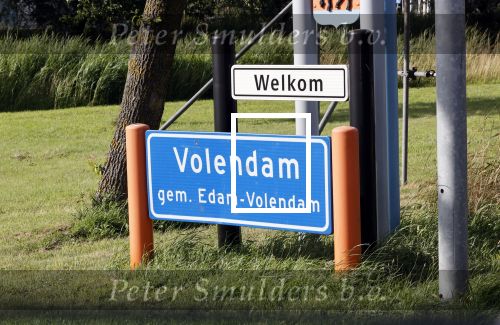 Volendam 2 juli 2020
Jan Smit krijgt koninklijke onderscheiding opgespeld door zijn vrouw Liza. Ook hun kinderen Fem Senn en Emma waren natuurlijk aanwezig.