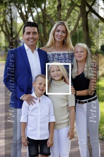 Volendam 2 juli 2020
Jan Smit krijgt koninklijke onderscheiding opgespeld door zijn vrouw Liza. Ook hun kinderen Fem Senn en Emma waren natuurlijk aanwezig.