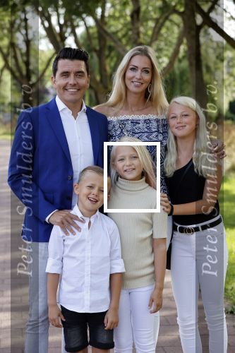 Volendam 2 juli 2020
Jan Smit krijgt koninklijke onderscheiding opgespeld door zijn vrouw Liza. Ook hun kinderen Fem Senn en Emma waren natuurlijk aanwezig.