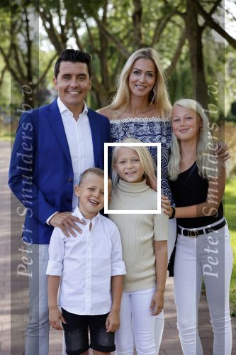 Volendam 2 juli 2020
Jan Smit krijgt koninklijke onderscheiding opgespeld door zijn vrouw Liza. Ook hun kinderen Fem Senn en Emma waren natuurlijk aanwezig.